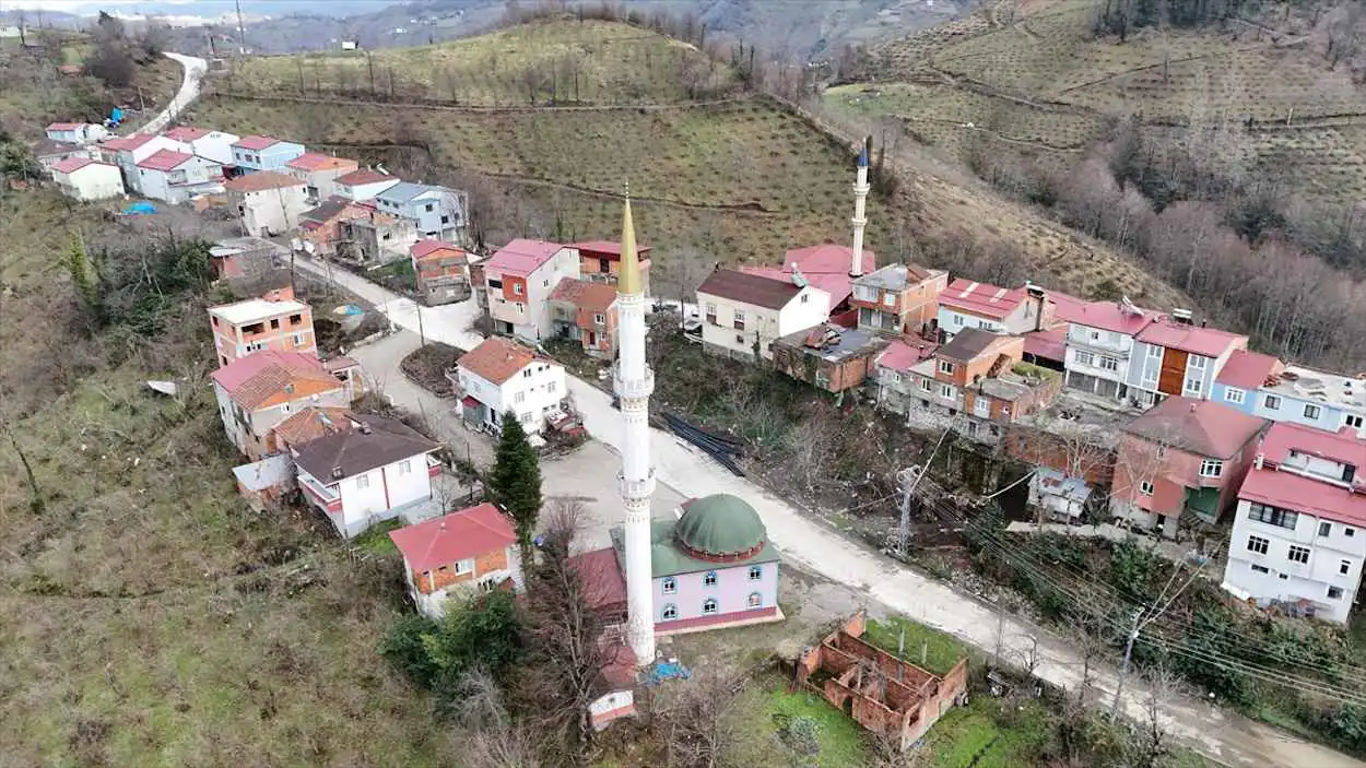 بسبب 7 أمتار.. سكان قرية تركية يفطرون في موعدين مختلفين (صور)