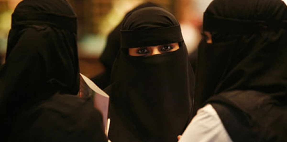 جامعة في مكة المكرمة تفصل 27 طالبة لتشبههن بالرجال بهذه الأمور