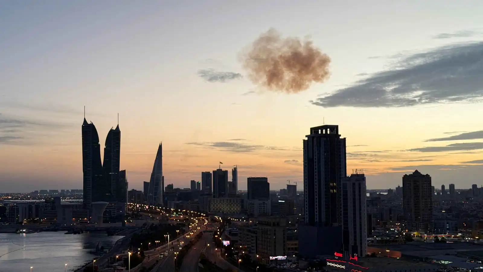 4 انفجارات تهز البحرين عقب انطلاق صفارات الإنذار