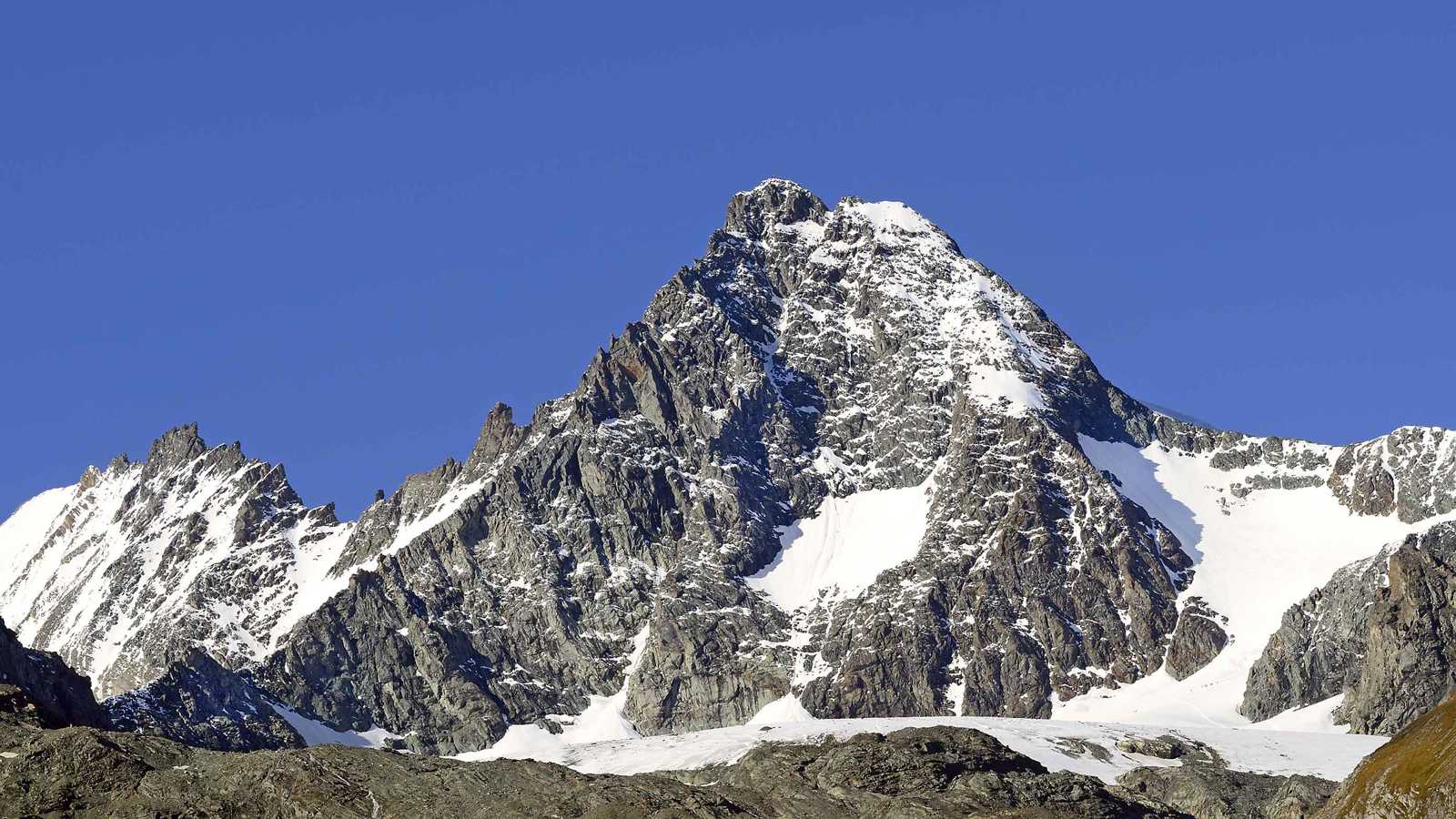 كاميرات مراقبة تكشف لحظة ترك متسلقة تموت على قمة جبل متجمد