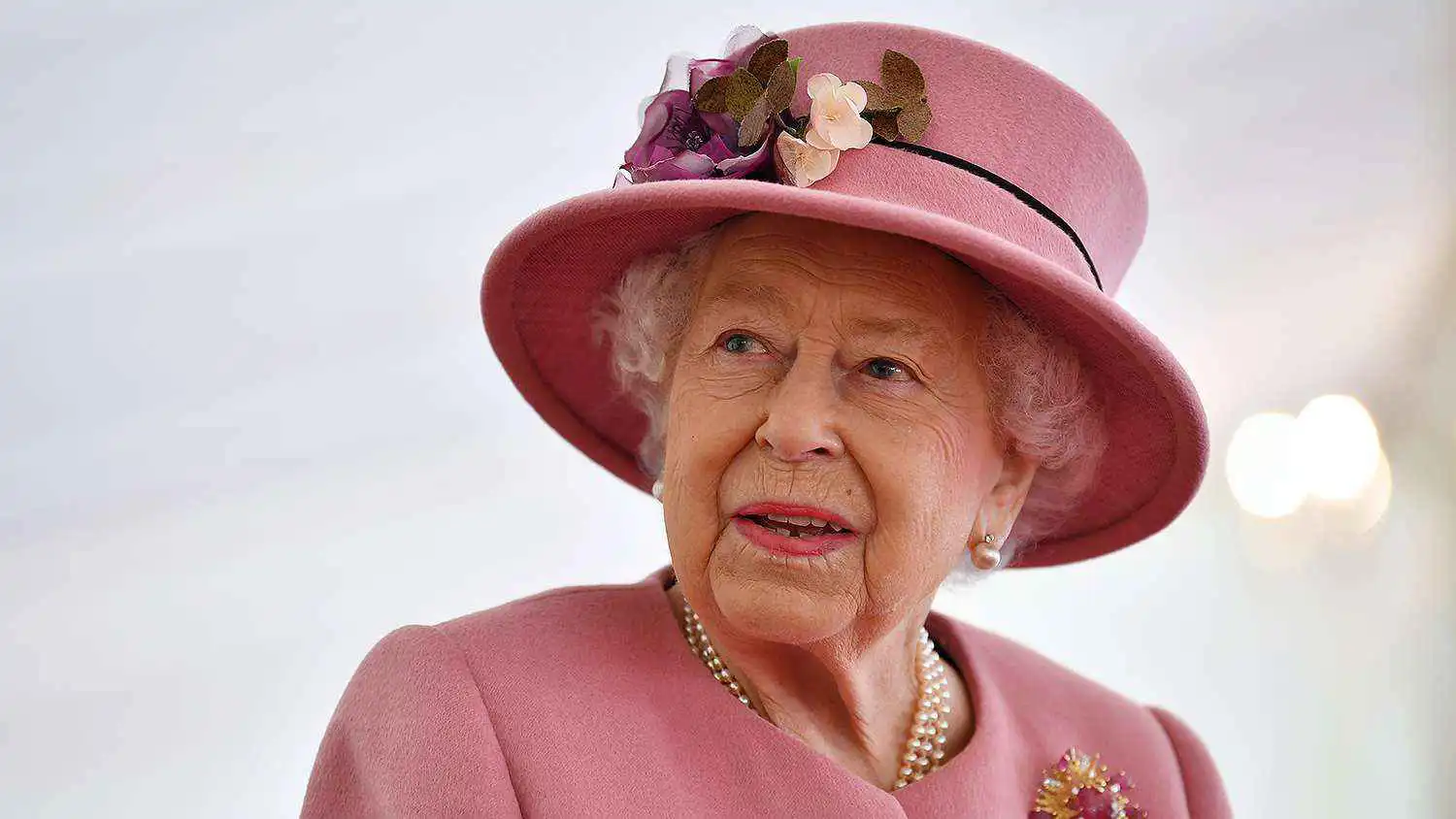 بمناسبة مئويتها.. "طوابع بريدية" توثق حياة الملكة إليزابيث