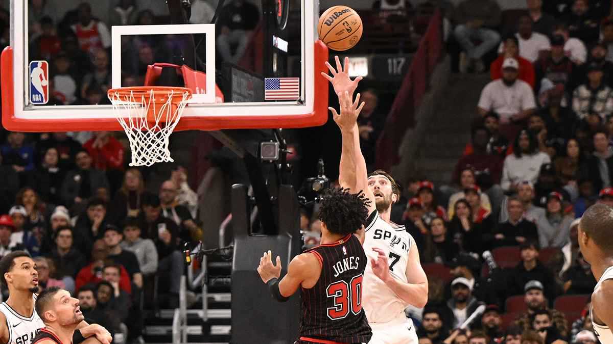 NBA.. ويمبانياما يتألق في فوز سان أنطونيو سبيرز على شيكاغو بولز