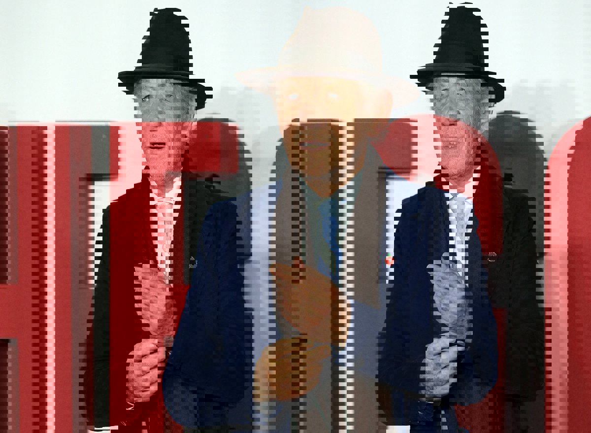 بطل "سيد الخواتم" يتعافى بعد سقوطه من على المسرح