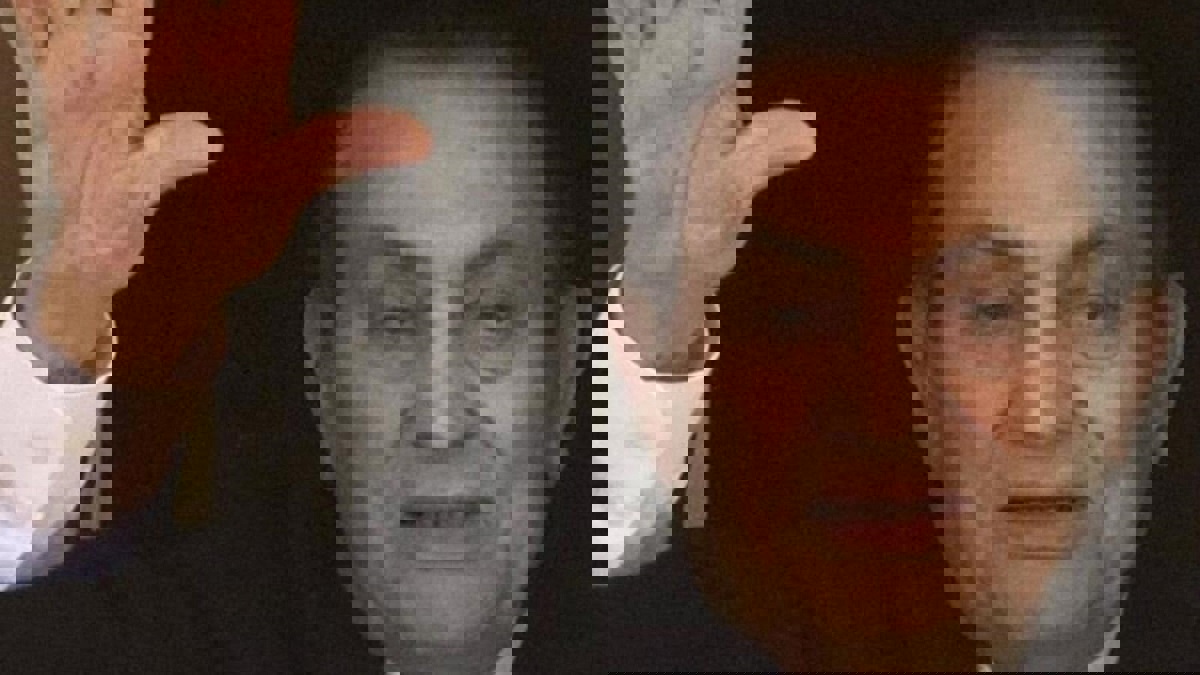 شماتة الإخوان بوفاة حسني مبارك تضعهم في مرمى نيران المصريين