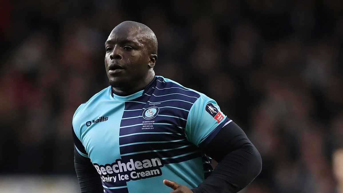 مرعب المدافعين.. أضخم لاعب كرة قدم في العالم يتحول إلى الملاكمة (صور)