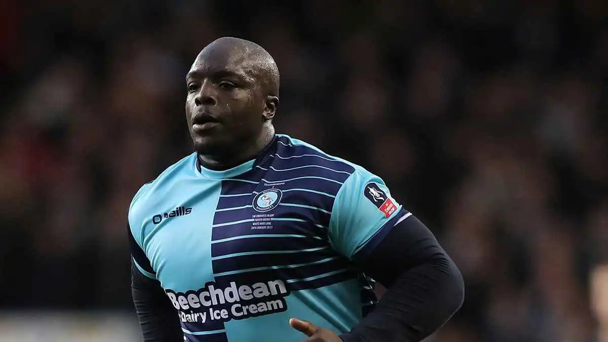 مرعب المدافعين.. أضخم لاعب كرة قدم في العالم يتحول إلى الملاكمة (صور)