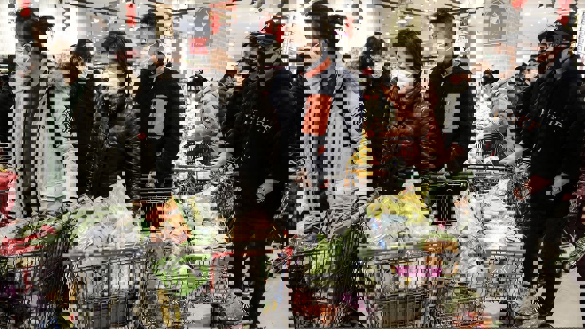 دراسة: بائعة أسماك في سوق ووهان الصينية أول مصابة بكورونا