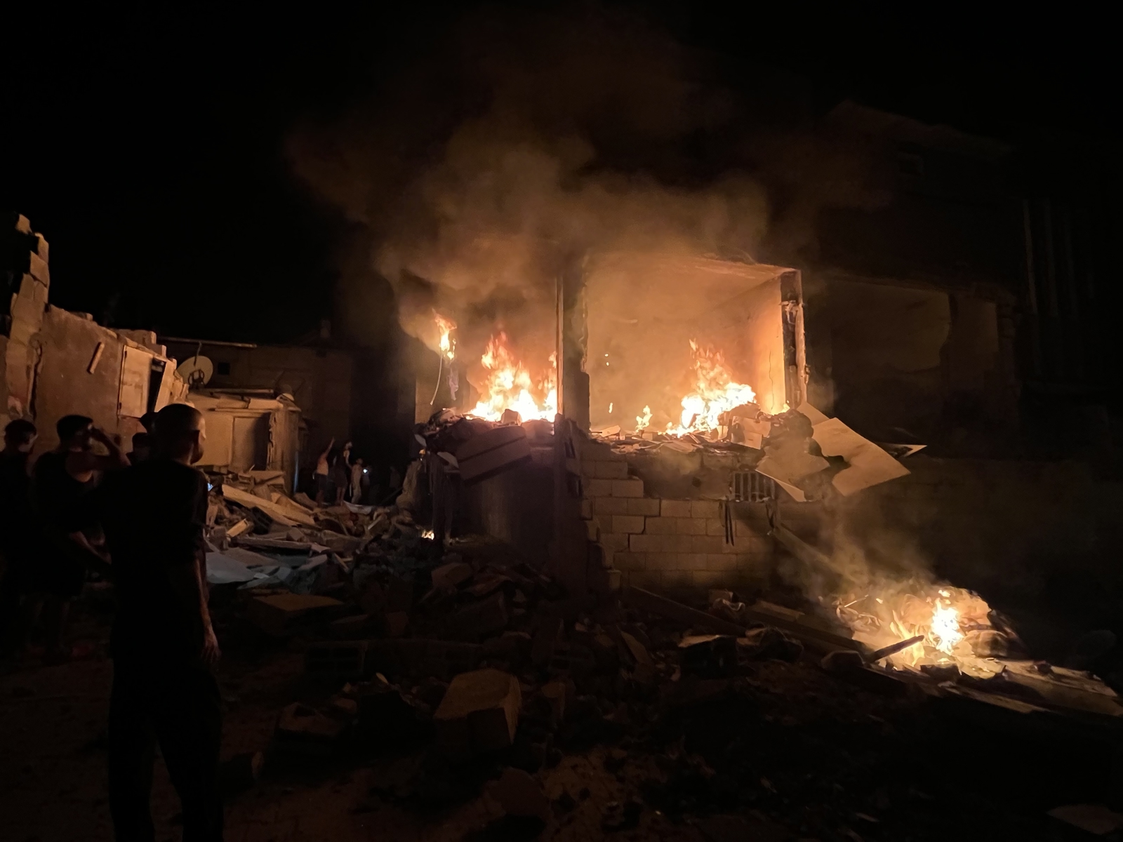 "أعنف غارات".. 60 قتيلا في قصف إسرائيلي متفرق على لبنان (فيديو)