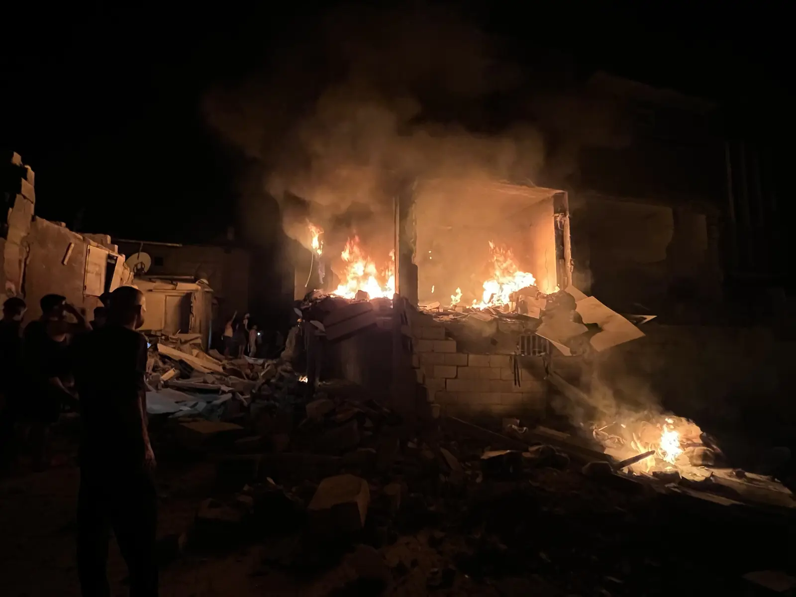 "أعنف غارات".. 60 قتيلا في قصف إسرائيلي متفرق على لبنان (فيديو)