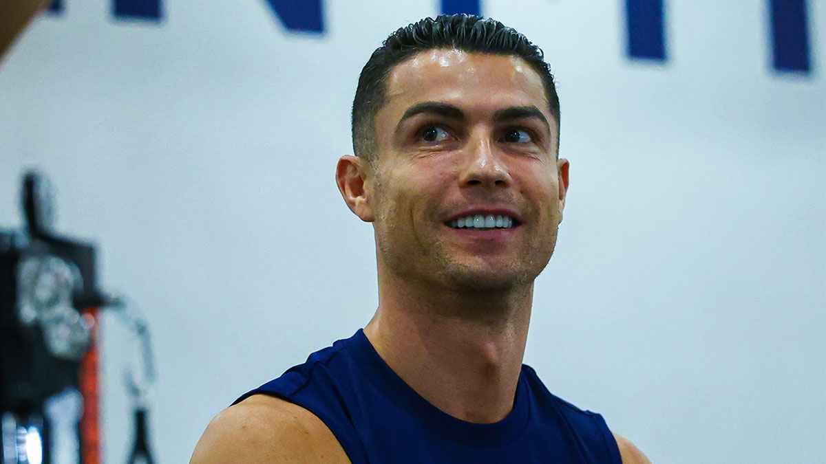 ليس بينهم زيدان.. كريستيانو رونالدو يختار أفضل 3 مدربين في التاريخ