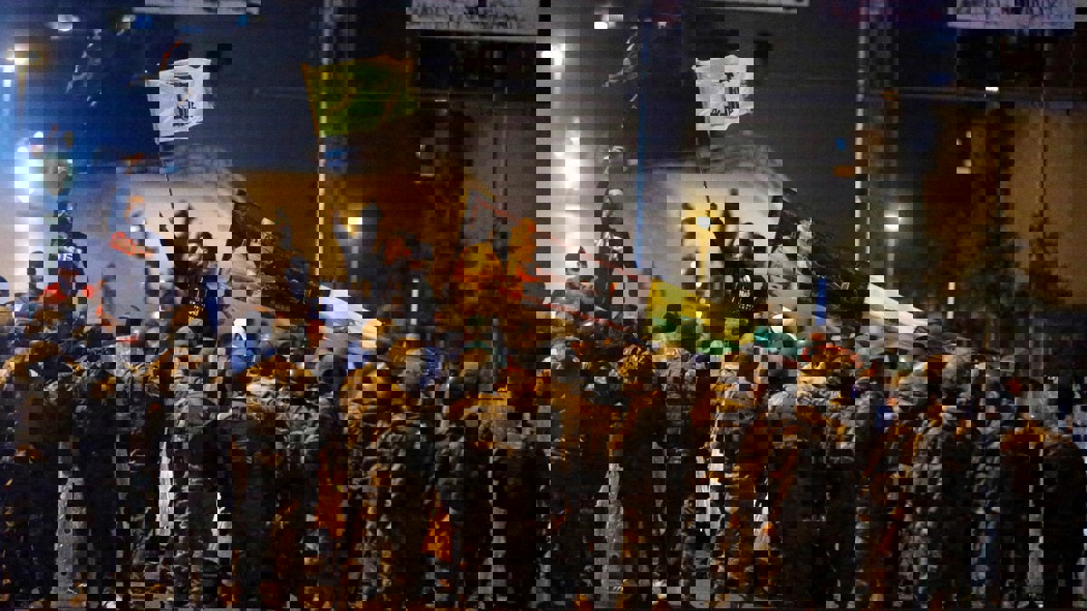 الجيش اللبناني يستخدم الغاز المسيل للدموع لتفريق مئات من أنصار سعد الحريري