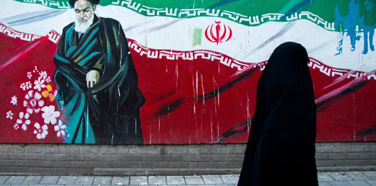 السلطات الإيرانية تهدد باعتقال أي فتاة تنزع حجابها في الشوارع العامة