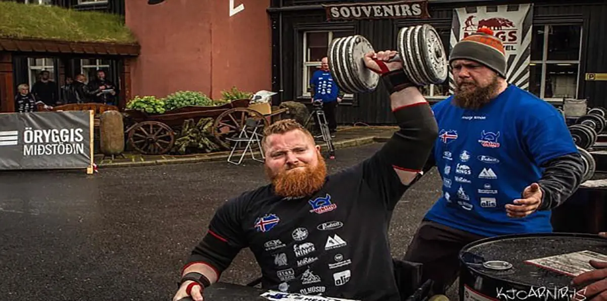 أقوى رجل "مُقعد" بالعالم ينجح في سحب مقطورة (فيديو وصور)