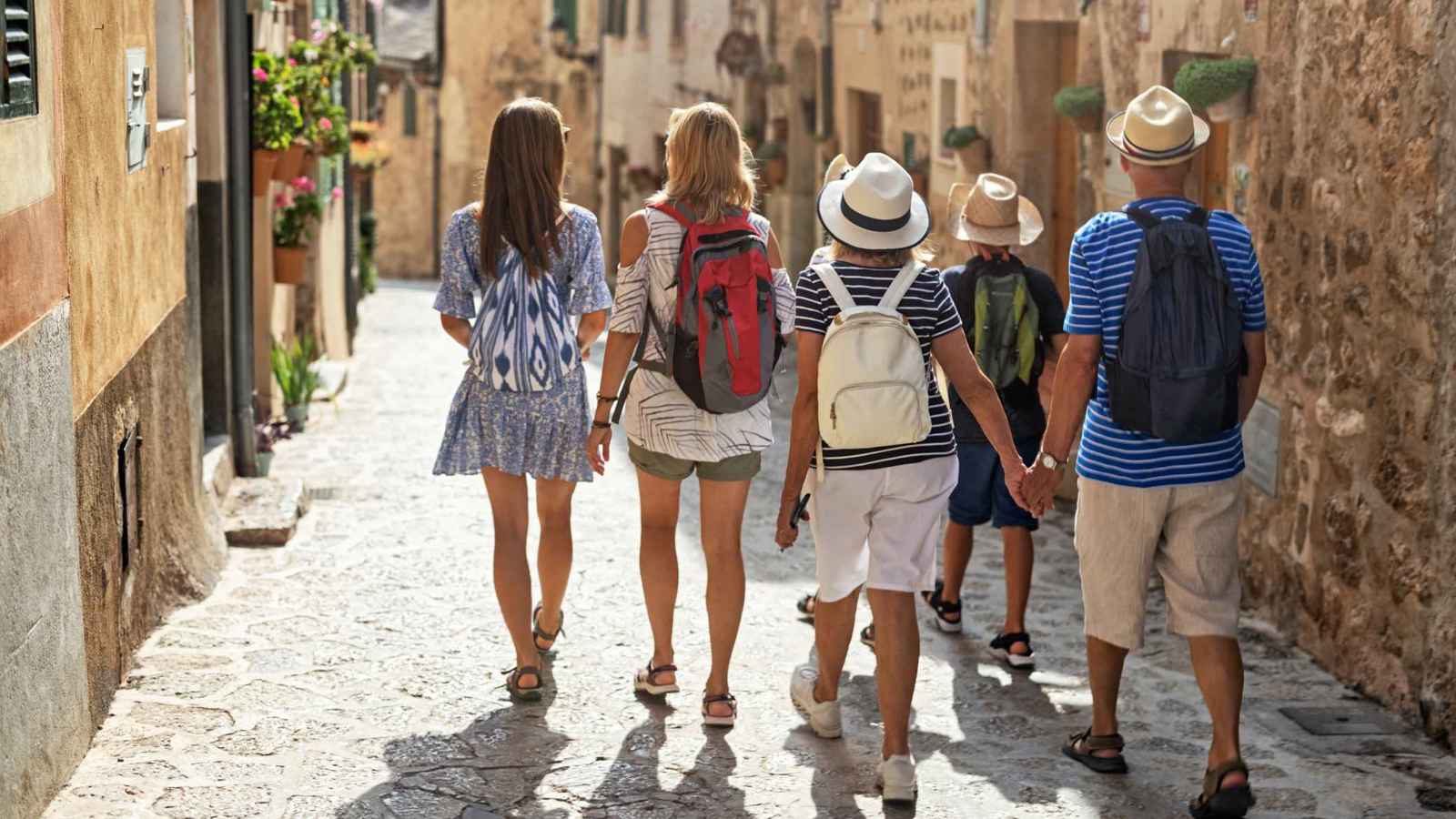 حين يصبح السائح عدوًا.. إسبانيا تستقبل 100 مليون زائر هذا العام