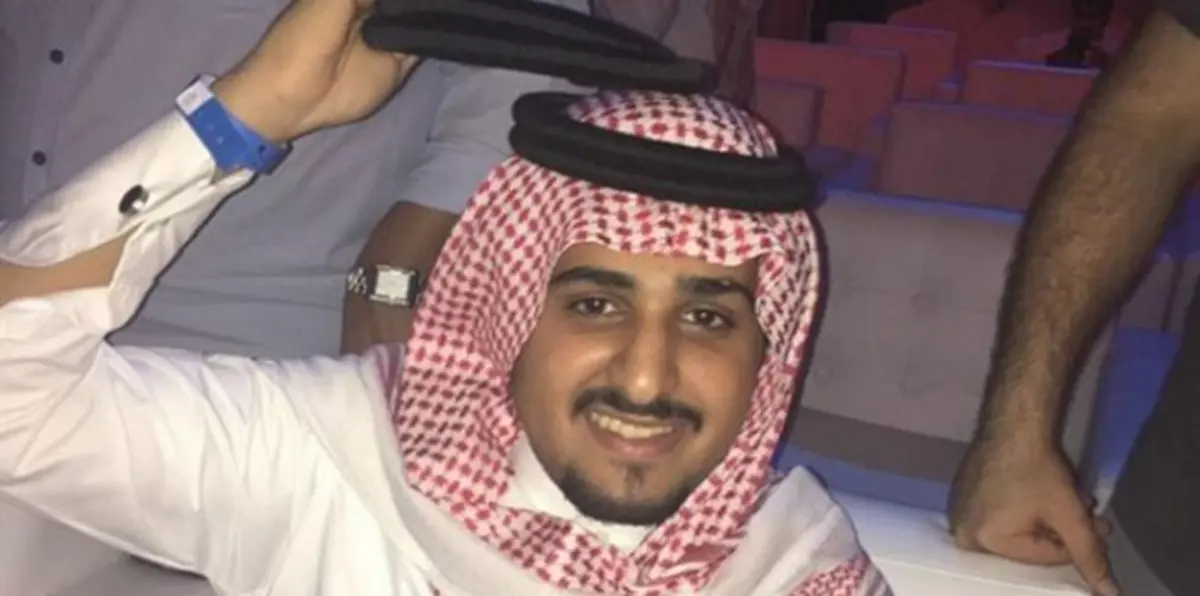 هذا ما قاله الشاب الذي التقط "عقال" محمد عبده.. وهذه ردة فعله حين سئل عن إمكانية بيعه