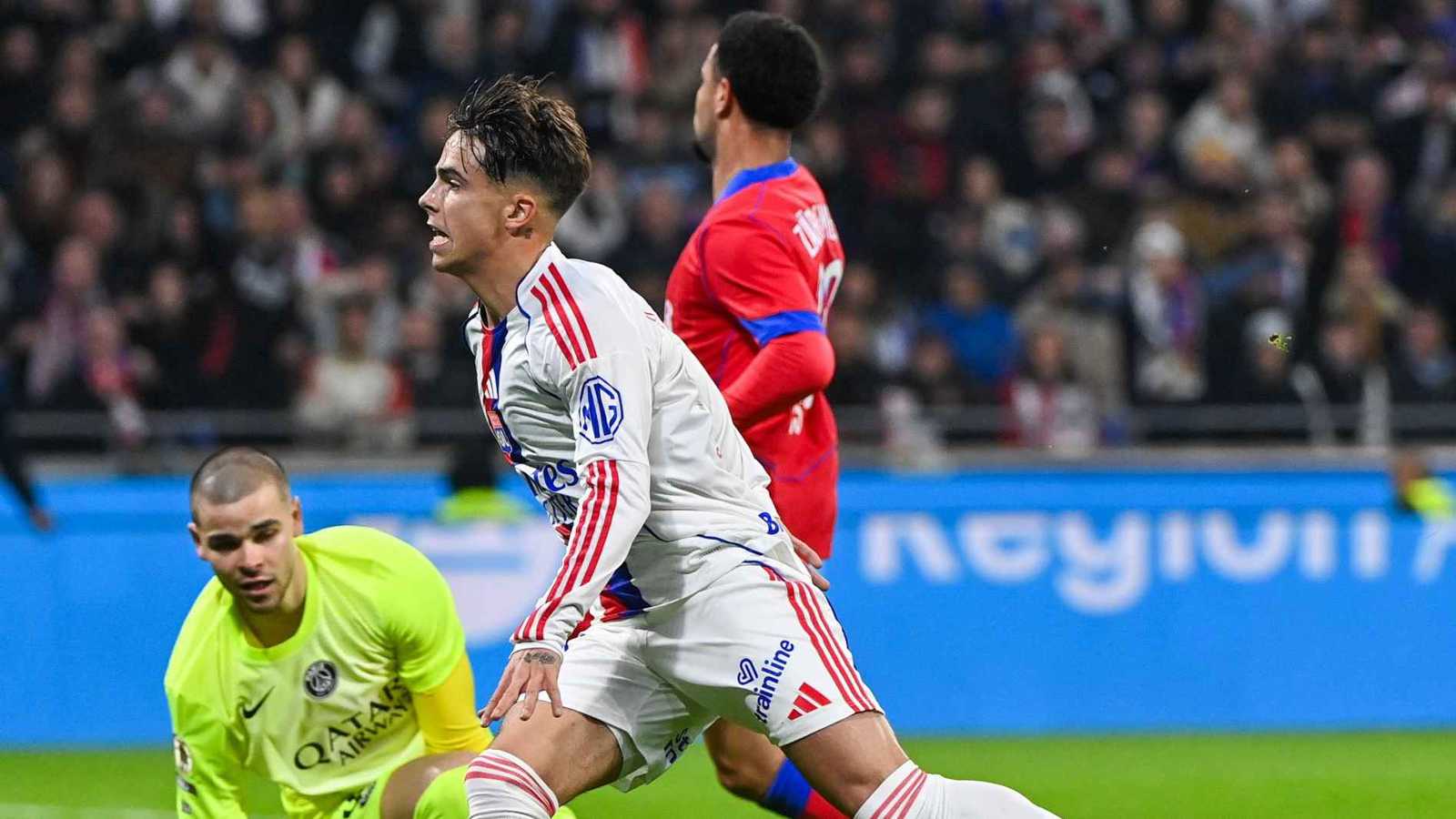 "أَعتذِر عن تصرفي".. حارس مرمى سان جيرمان وفرنسا في قلب عاصفة من الغضب