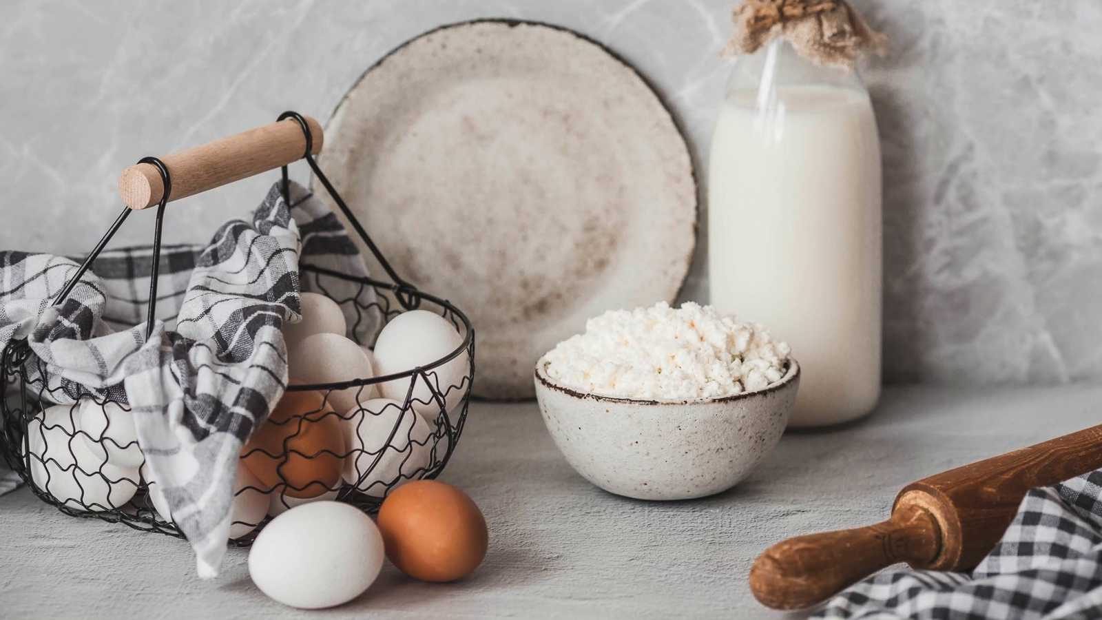 البيض أم الجبن القريش.. أيهما يحتوي على بروتين أعلى؟