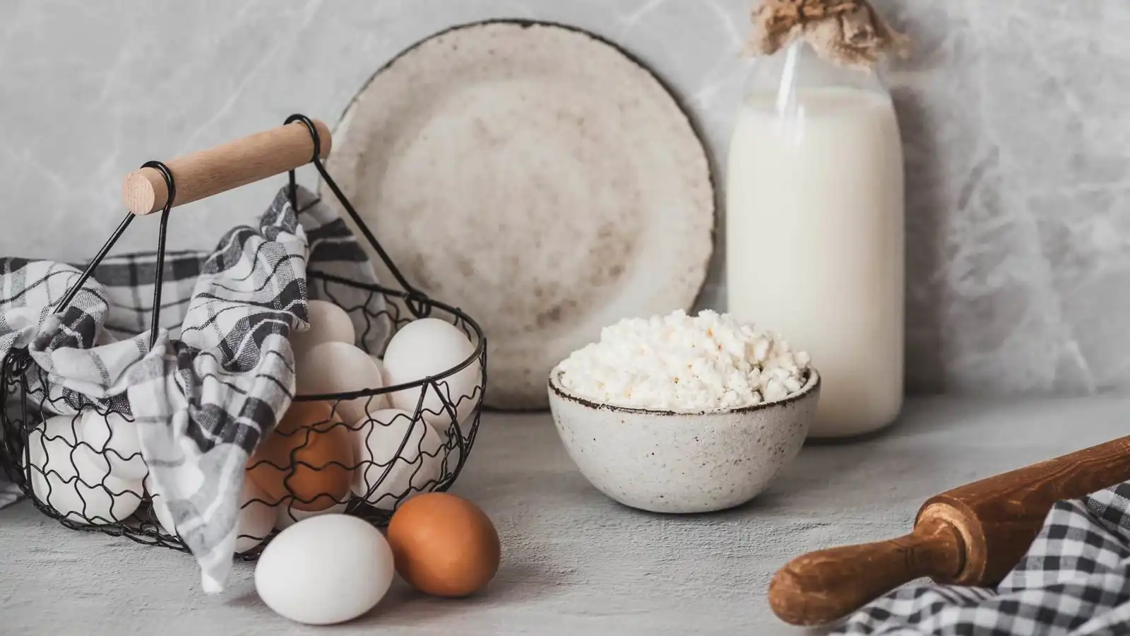 البيض أم الجبن القريش.. أيهما يحتوي على بروتين أعلى؟