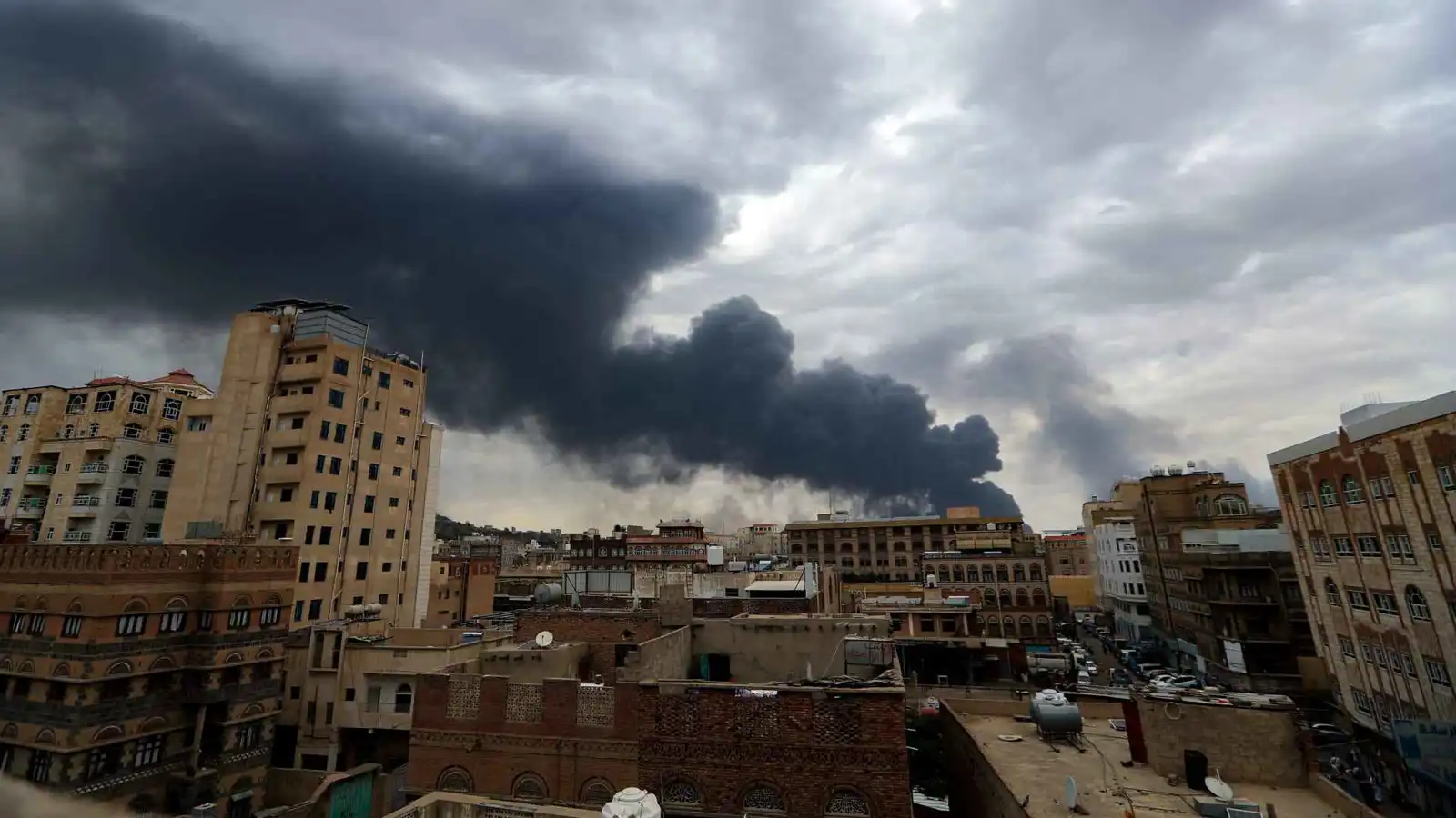 "رسائل النار".. كيف حولت إسرائيل الهجوم على الحوثيين إلى إنذار لإيران؟