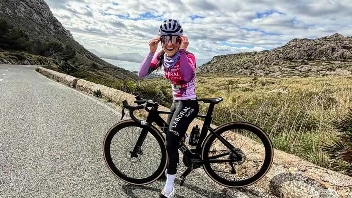 نقل متسابقة دراجات للمستشفى بعد حادث مروع في سباق ميلانو (فيديو)