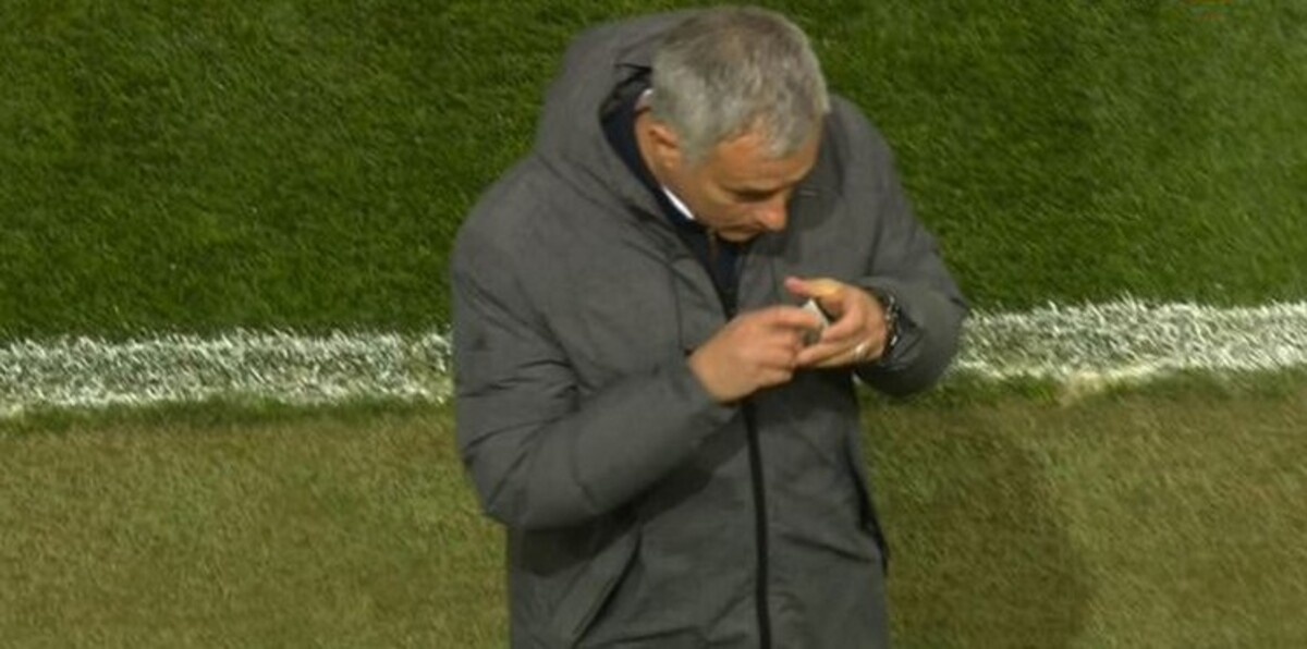 ما سرّ الورقة التي قبّلها مورينيو قبل هدف راشفورد؟ (فيديو)