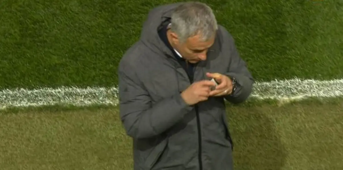 ما سرّ الورقة التي قبّلها مورينيو قبل هدف راشفورد؟ (فيديو)