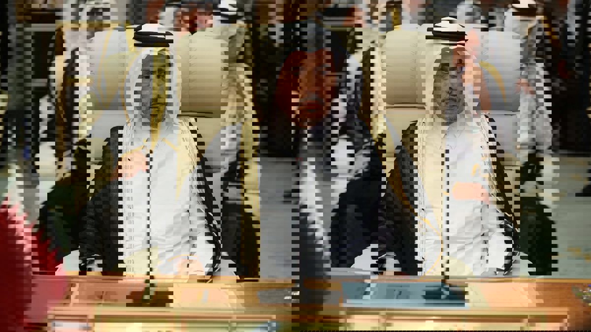 صورة ممثل قطر "معزولًا" في القمة الخليجية تثير سخرية واسعة