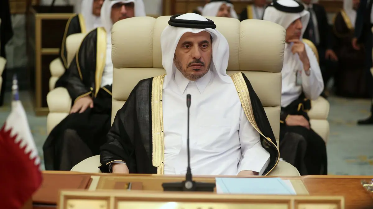 صورة ممثل قطر "معزولًا" في القمة الخليجية تثير سخرية واسعة