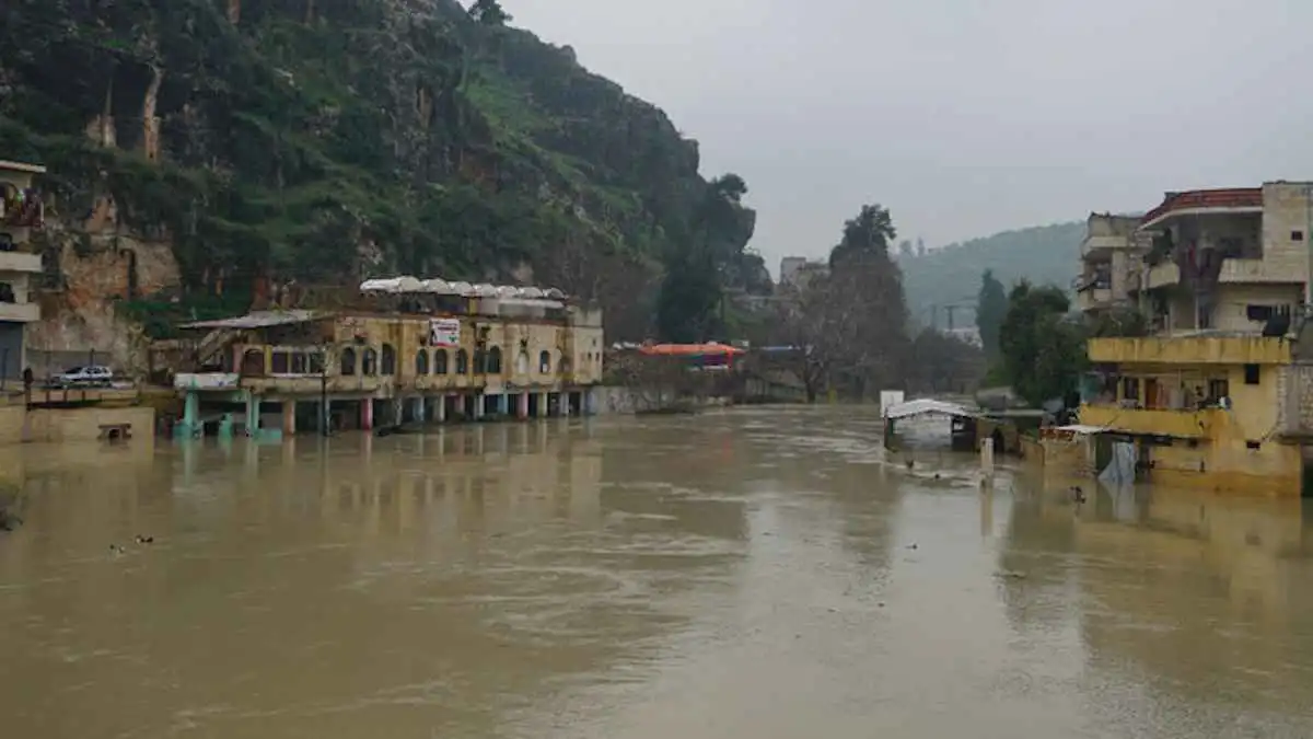 سوريا.. سيول وإخلاءات وانقطاع للكهرباء والاتصالات