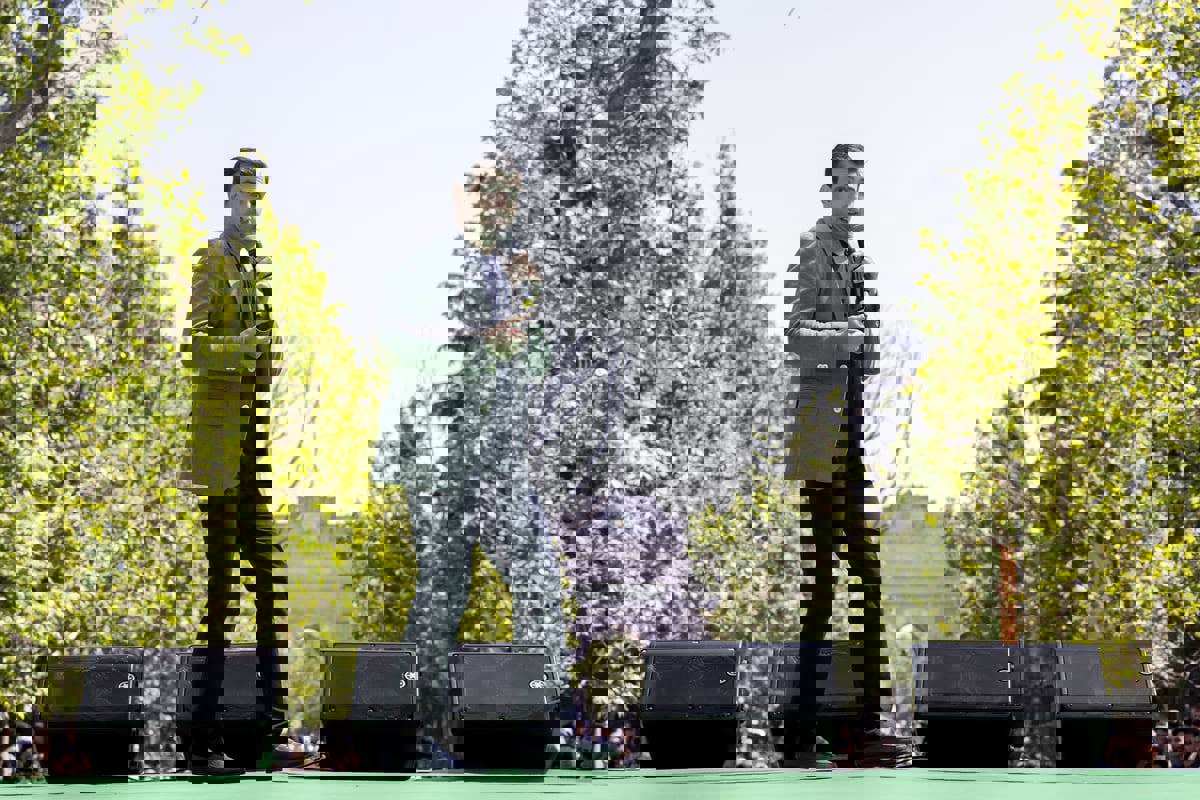 بعد عثورها على طائرة رئيسي.. سلجوق بيرقدار يشيد بـ"أقينجي"