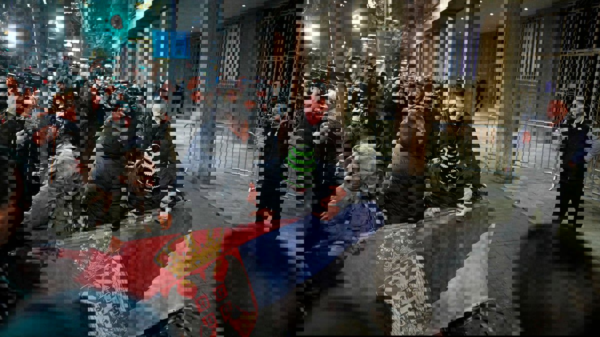 المعارضة تتظاهر تنديدًا بنتائج الانتخابات في صربيا