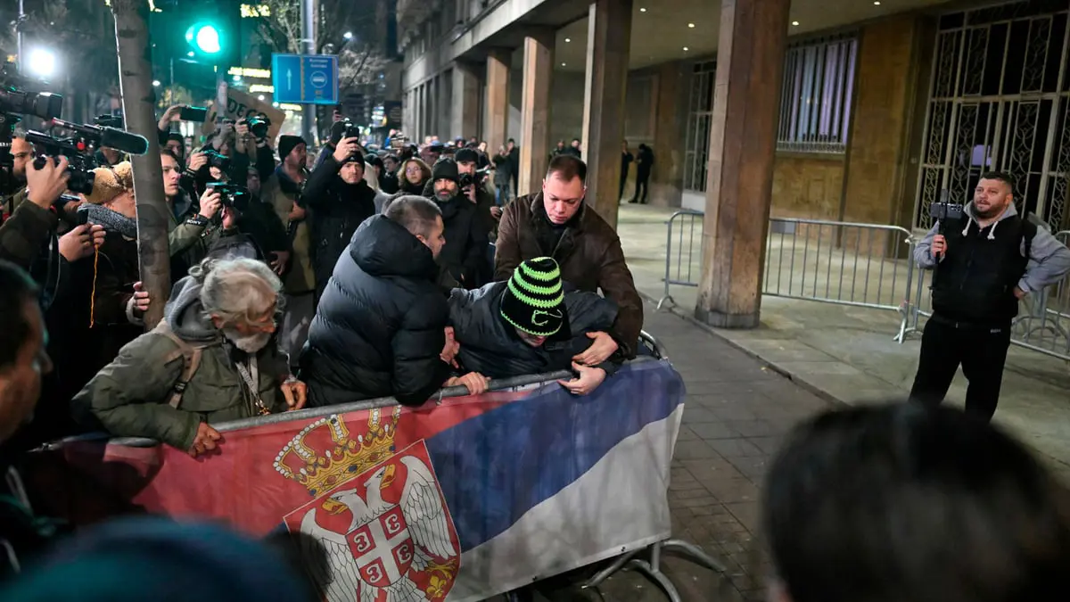 المعارضة تتظاهر تنديدًا بنتائج الانتخابات في صربيا