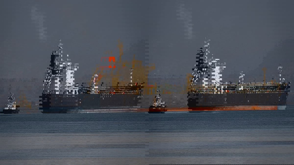 اليونان تعتزم تسليم شحنة نفط إيرانية مصادرة لأمريكا