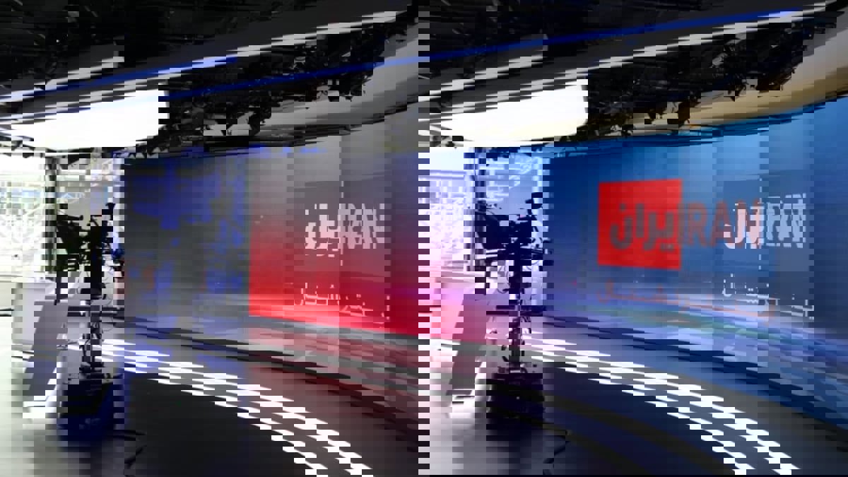 بريطانيا.. "مكافحة الإرهاب" تحقق بطعن صحفي إيراني معارض