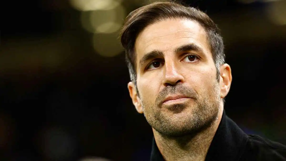 هل يخون فابريغاس برشلونة لإنقاذ "الغريم"؟