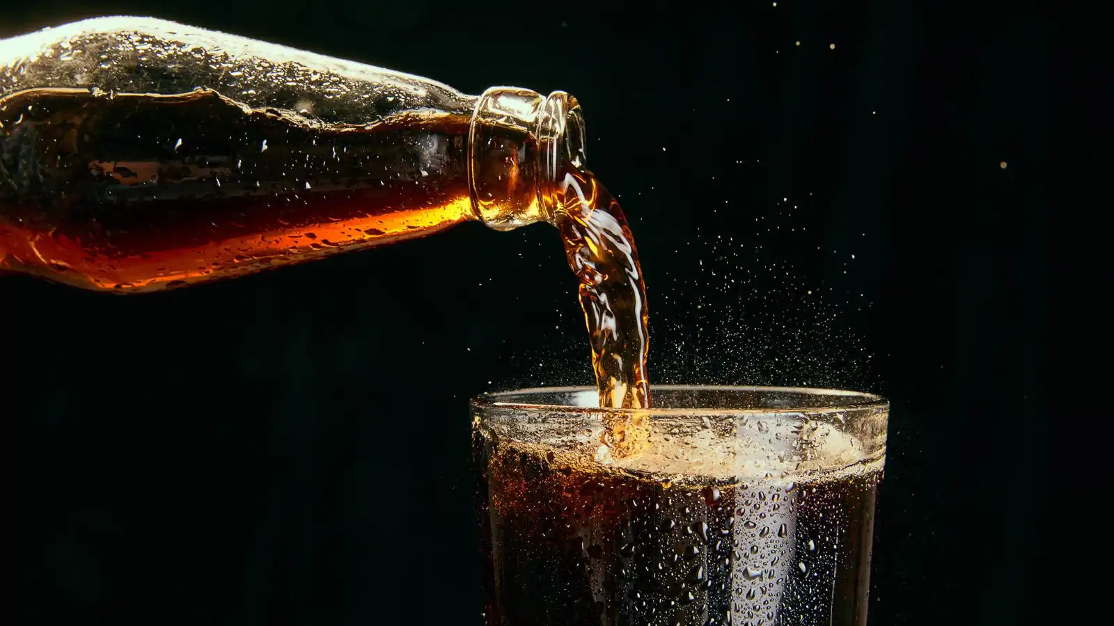 القهوة أم الصودا.. أيهما الأفضل للطاقة والتحكم في السكر؟