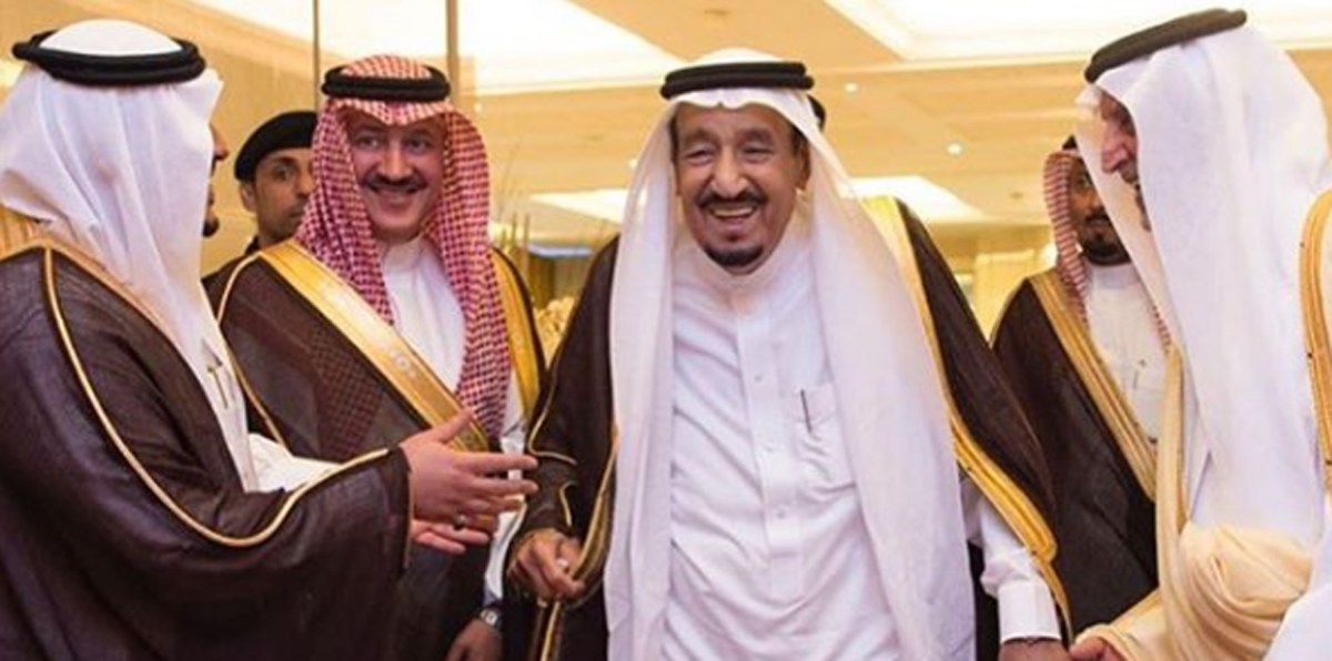 شاهد بالصور.. الملك سلمان يصل إلى مكة لقضاء العشر الأواخر من رمضان