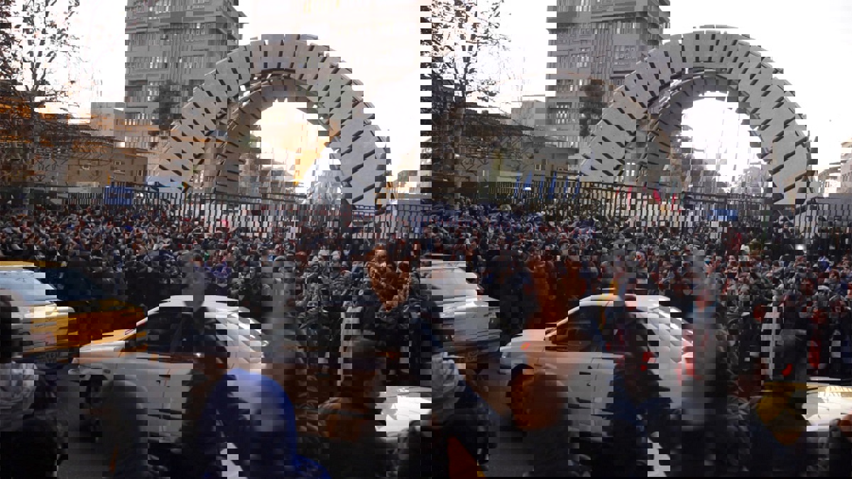 تجدد الاحتجاجات المناهضة للنظام الحاكم في إيران (فيديو)