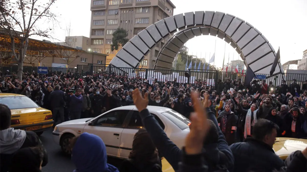 تجدد الاحتجاجات المناهضة للنظام الحاكم في إيران (فيديو)