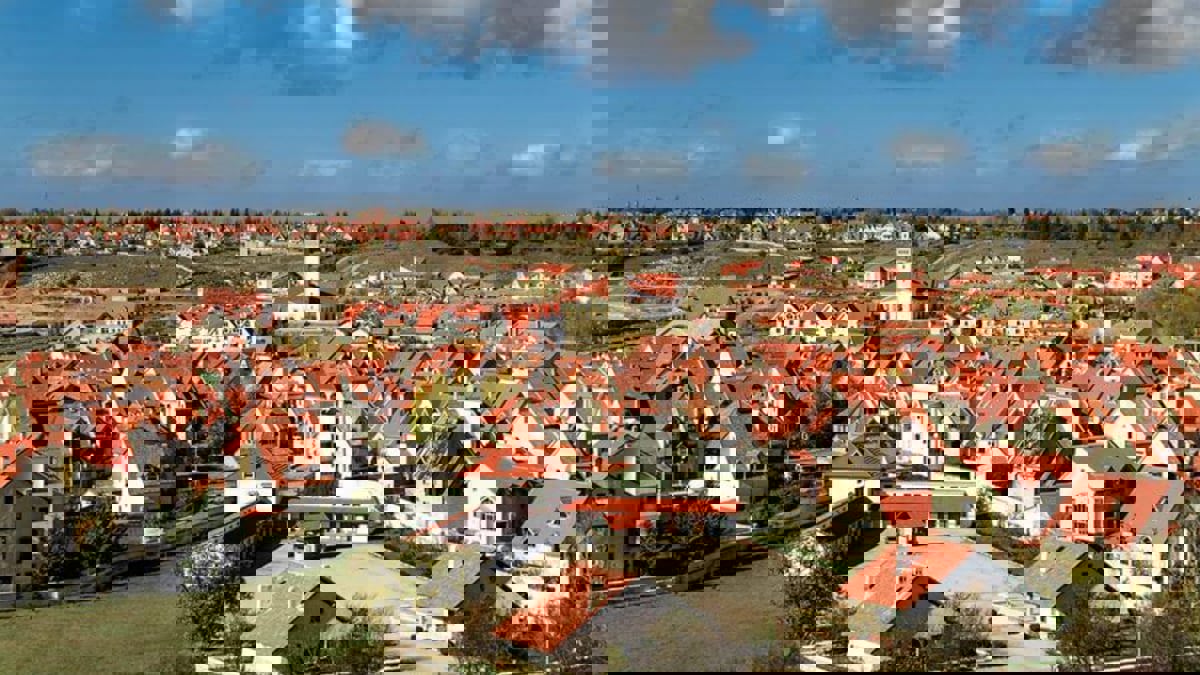 "سويسرا المغرب".. إفران تكتسي بالثلوج في عزّ الجفاف (صور)