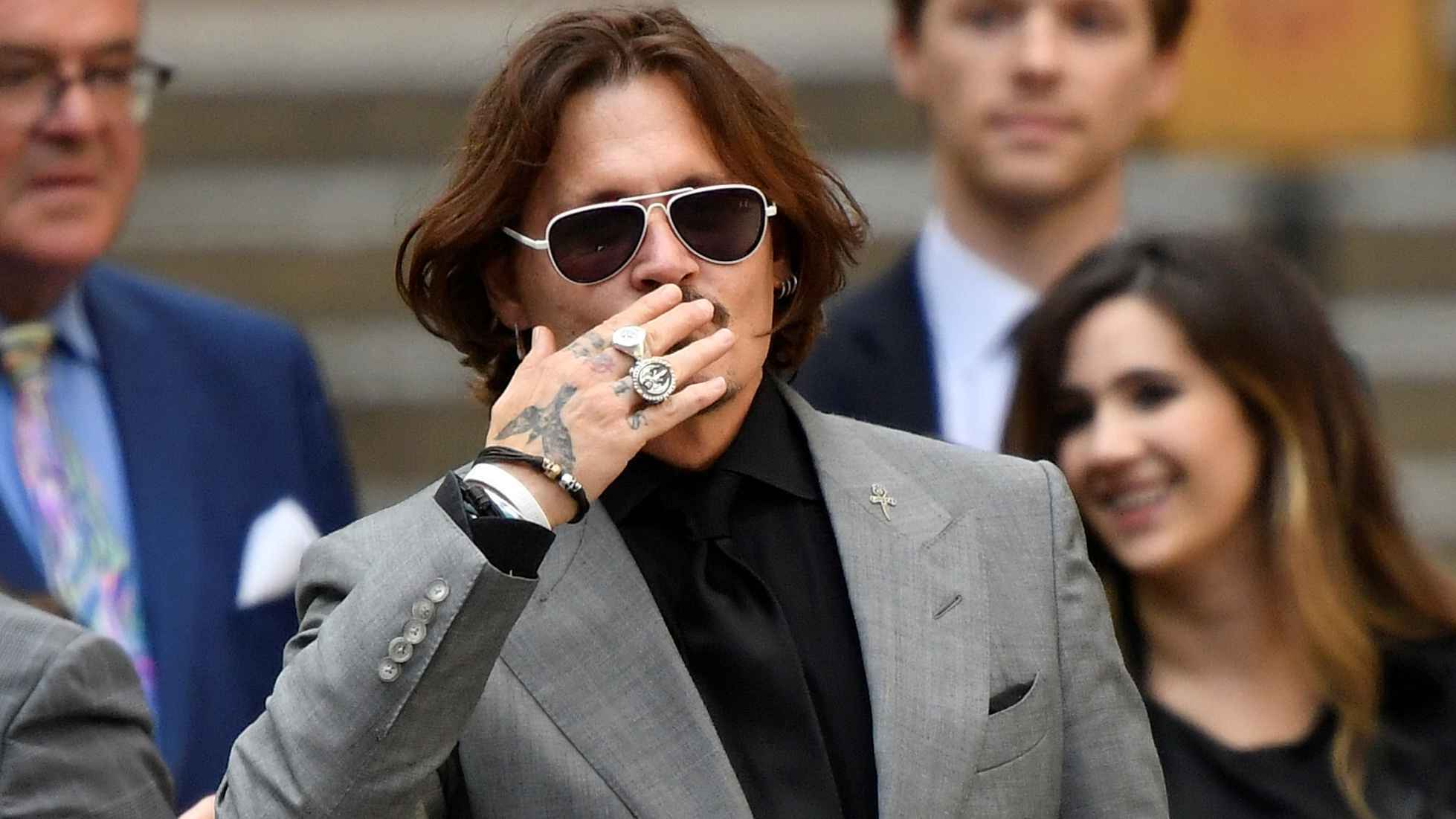 تصغره بـ 33 عاماً.. علاقة عاطفية تجمع جوني ديب بحسناء روسية (صور)