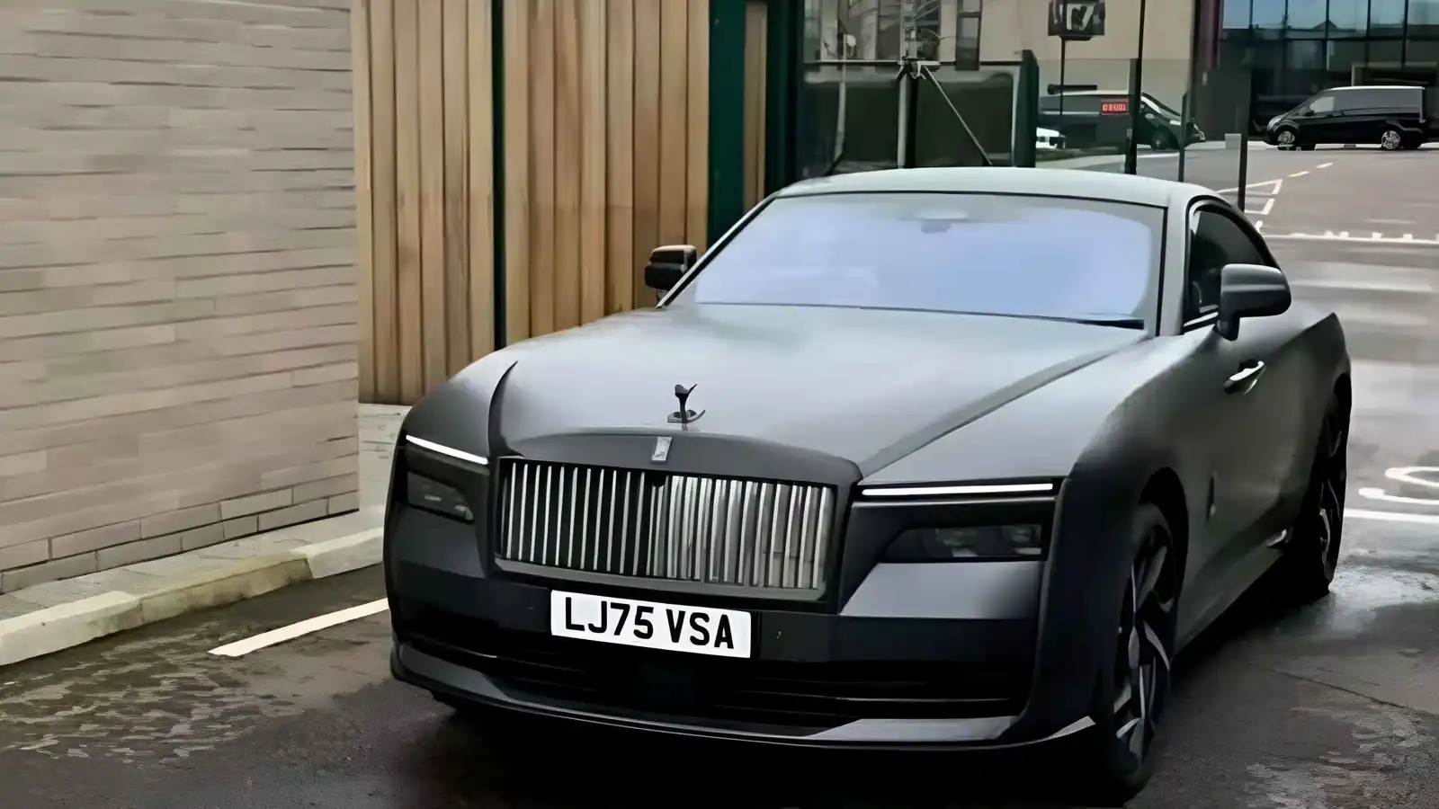 ظهر بها في مران ليفربول.. كم يبلغ سعر سيارة محمد صلاح الفارهة؟ (صور)