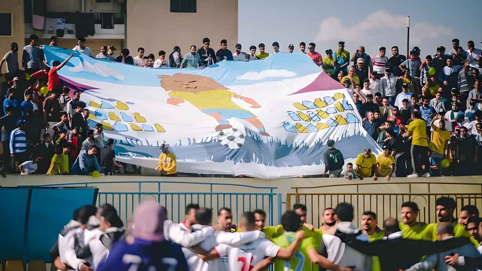 ابنته تبرأت منه.. مشجع مصري يرقص عارياً خلال مباراة فريقه (فيديو)