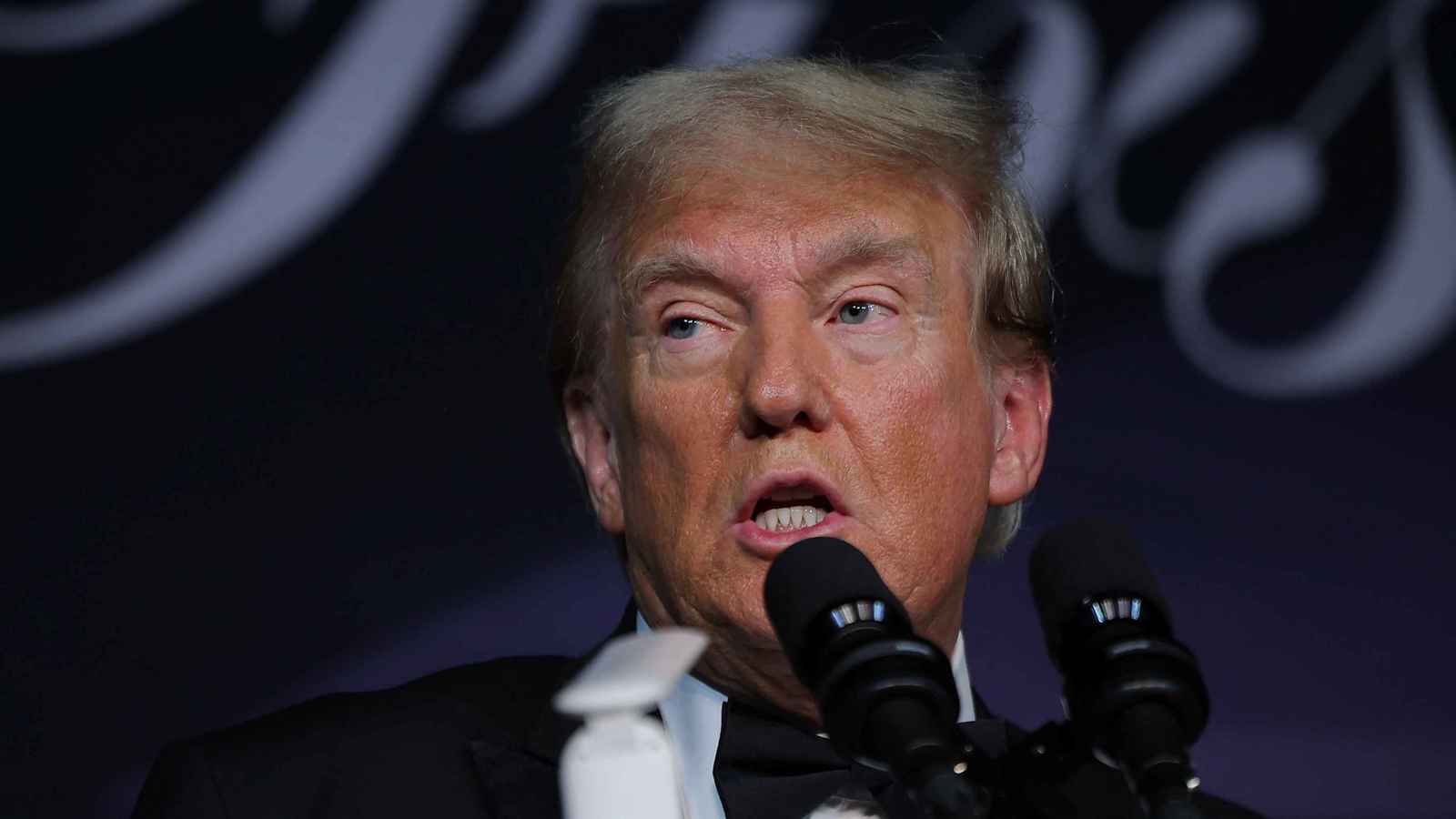 ترامب الذي "يُربك" واشنطن بالخروج عن التقاليد السياسية "الراسخة"