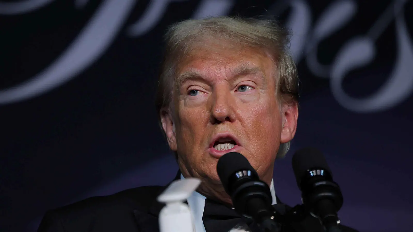 ترامب الذي "يُربك" واشنطن بالخروج عن التقاليد السياسية "الراسخة"