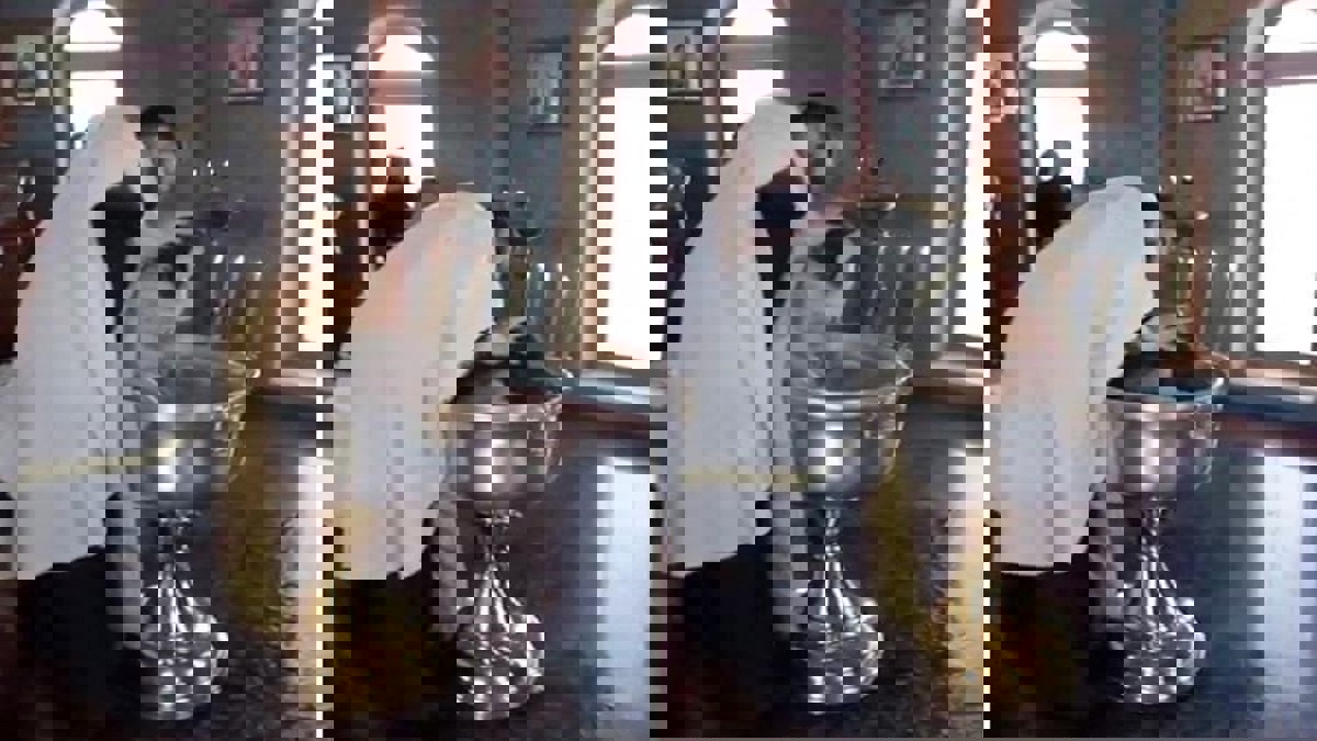 شاهد.. لقطات مرعبة لكاهن يُخرج الشيطان من طفلة