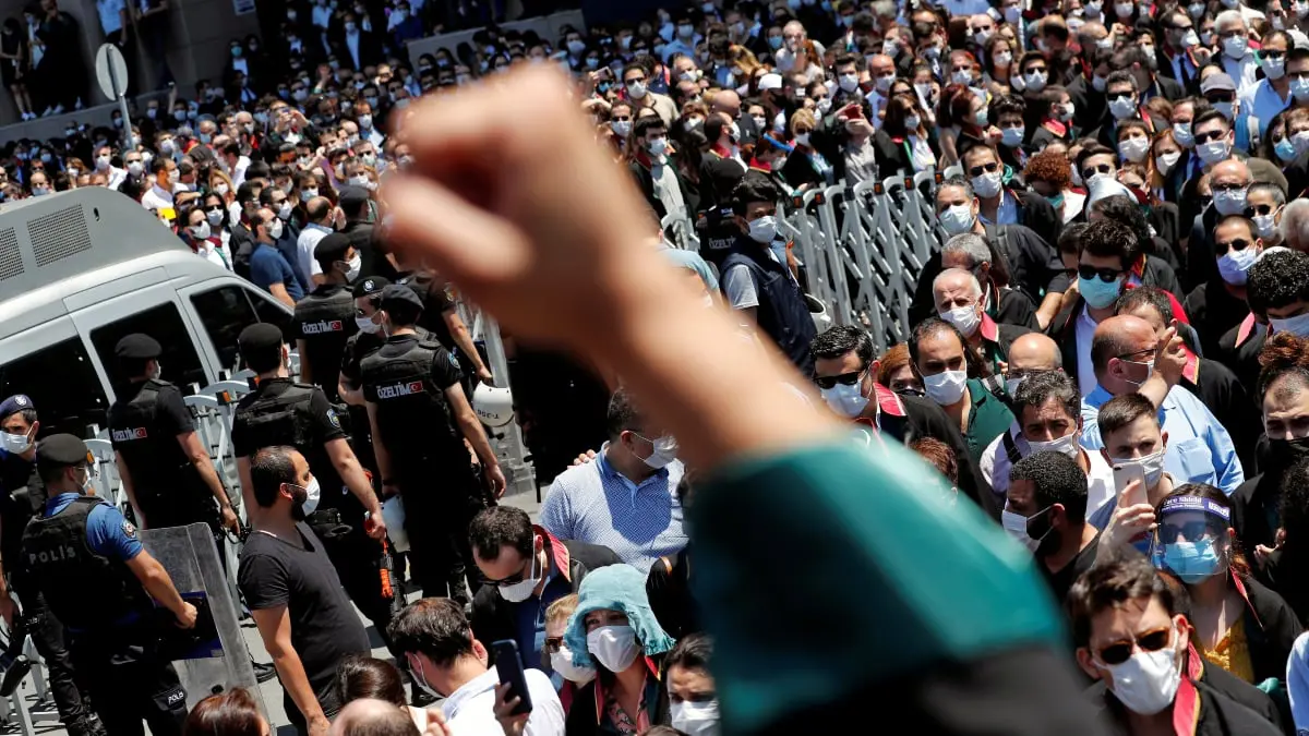 أردوغان ينتقم من المحامين الأتراك بالسماح بنقابات متعددة في الأقاليم (فيديو)