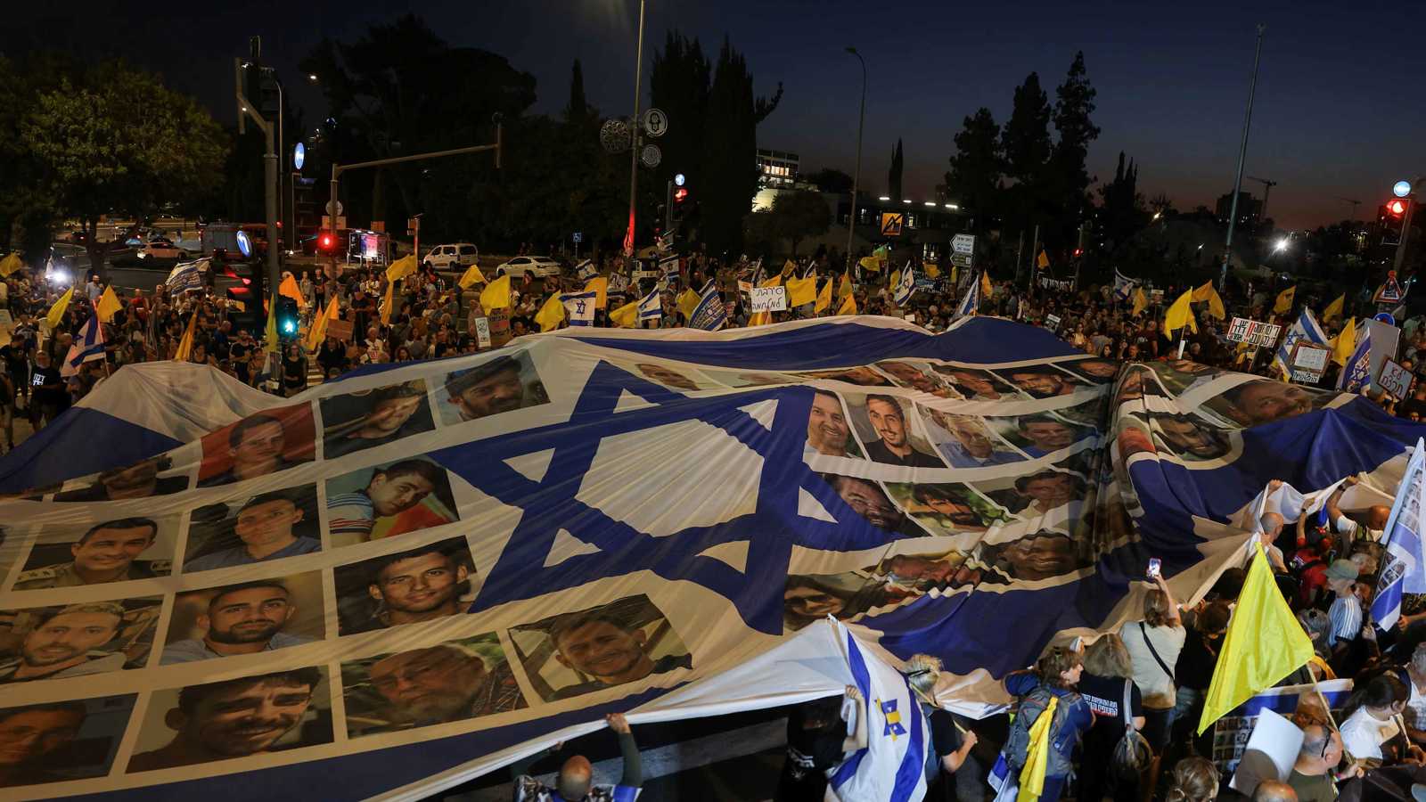 فيديو حماس عن الرهينتين يفاقم قلق عائلات المختطفين في غزة