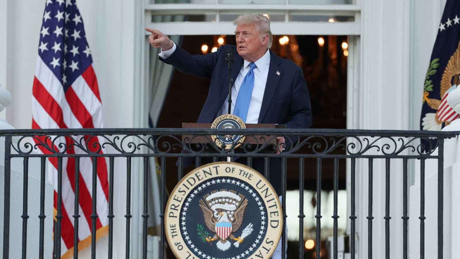 أول تعليق لترامب على قراره حظر دخول رعايا 12 دولة (فيديو)