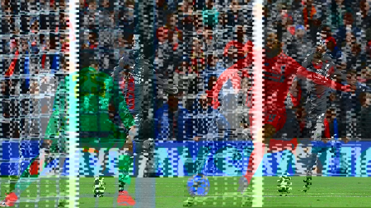 شاهد.. محمد صلاح يكافئ المشجع الكفيف لنادي ليفربول (فيديو وصور)